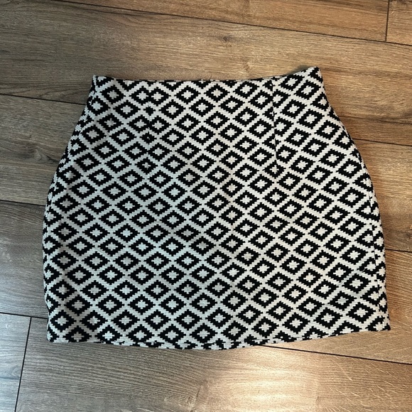 Zara | Aztec pattern white and black bodycon mini skirt size M - Picture 4 of 9
